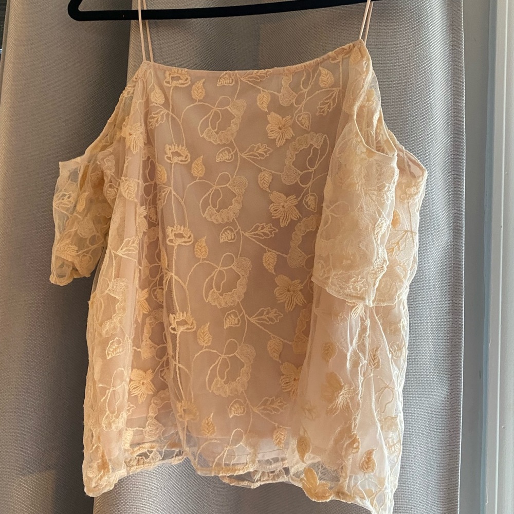 Hinge Size M Floral Top!